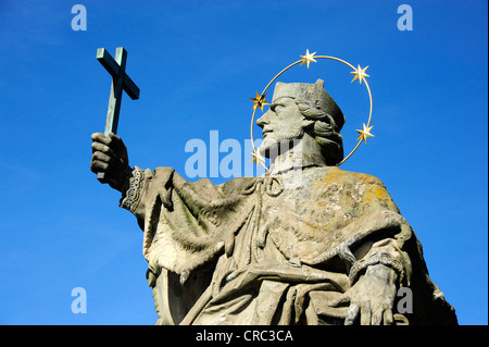 Saint mit Kreuz, Statue des Hl. Johannes von Nepomuk, Alte Mainbruecke Brücke, Würzburg, untere Franken, Bayern, Deutschland, Europa Stockfoto