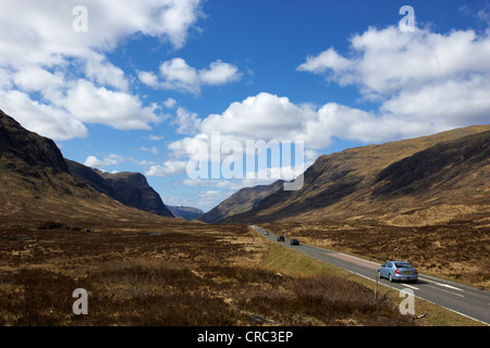 a82 Straßenverkehr durch Glencoe Hochland Schottland, Vereinigtes Königreich Stockfoto