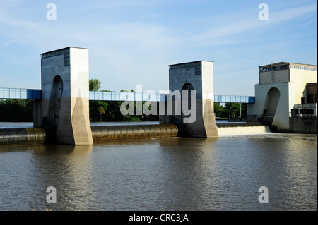 Stromerzeugung durch Wasserkraft an der Staustufe Griesheim, Damm mit Schleuse, Frankfurt Am Main, Hessen, Deutschland, Europa Stockfoto