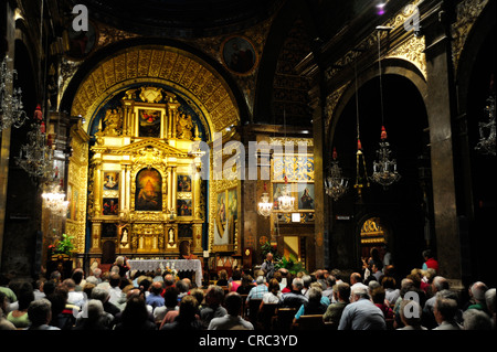 Wallfahrtsort, Besucher vor der Kirche Altar, Kloster Santuari de Lluc im Tramuntana-Gebirge, Mallorca Stockfoto