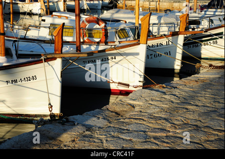 Segelboote im Hafen, Yachthafen von Puerto de Pollensa, Port de Pollenca, Mallorca, Balearen, Mittelmeer Stockfoto