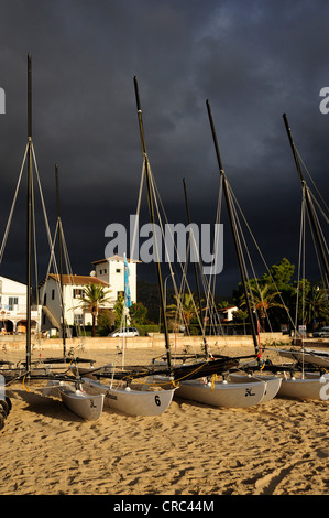 Katamaran Segelboote, Strand mit Gewitterhimmel, Puerto de Pollensa, Port de Pollenca, Mallorca, Mallorca, Balearen Stockfoto