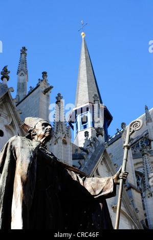 Statue von Kardinal Wunsch-Joseph Mercier vor der Kathedrale, Cathedrale St-Michel, St. Michiels-Kathedraal Stockfoto