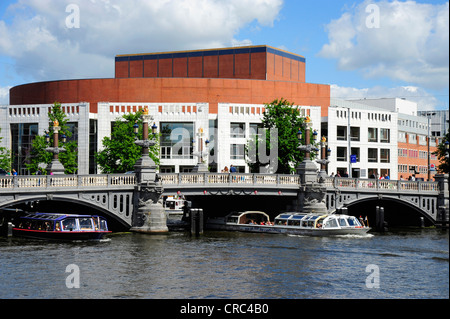Blauwbrug-Brücke über den Fluss Amstel, Stopera Opernhaus am Waterloo Plein Platz im Rücken, City Centre, Amsterdam Stockfoto