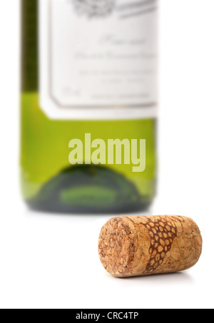 Weinkorken und Flasche Weißwein auf weißem Hintergrund Stockfoto