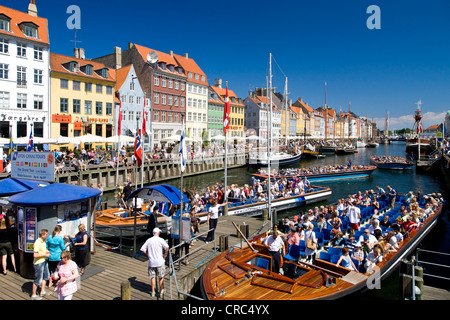 Flusskreuzfahrtschiffe in Nyhavn Kanal, Kopenhagen, Dänemark, Europa Stockfoto
