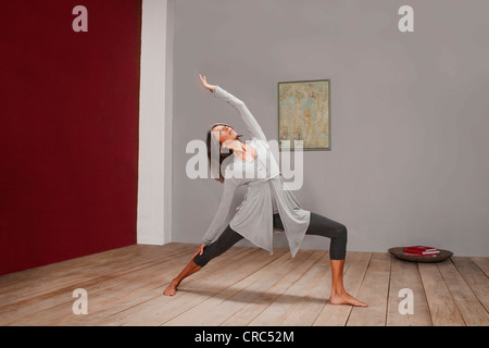 Ältere Frau praktizieren Yoga Studio Stockfoto