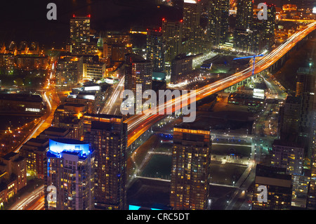 Luftaufnahme von Toronto, die nachts beleuchtet Stockfoto