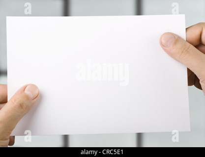 Weißen leeren Blatt Papier in Händen Stockfoto
