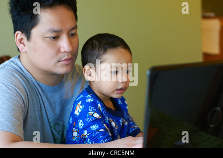 Vater und Sohn mit Computer zusammen Stockfoto