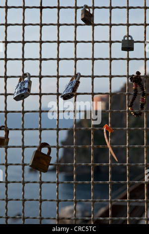 alte Schlösser auf Metall-Zaun Stockfoto