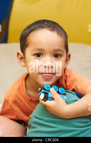 Jungen spielen mit Spielzeugeisenbahn Stockfoto