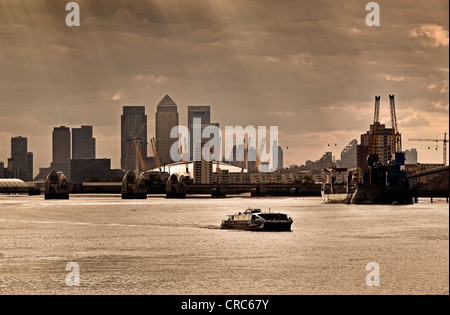 Thames Clipper Wasserbus Segeln in Richtung Woolwich mit der Millennium Dome und Canary Wharf in den Hintergrund. Stockfoto