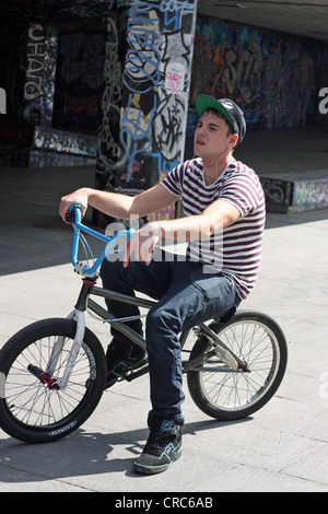 BMX-Bike-Fahrer in der Southbank-Skate-Park in der Nähe von Waterloo. Bekannt als die Unterkirche Stockfoto