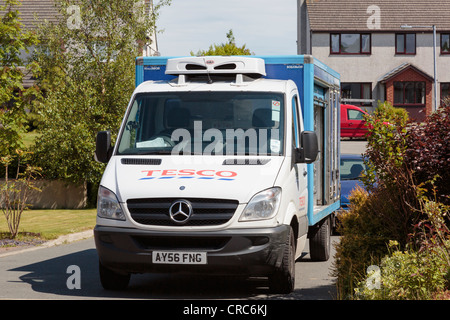 Tesco Hauslieferwagen auf der Straße liefert zu einem Wohnhaus in Großbritannien Stockfoto