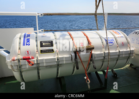 Aufblasbare überleben Rettungsinsel mit Fackel auf dem Deck der Insel Fähre von Kirkwall nach Westray. Orkney Inseln, Schottland, UK Stockfoto