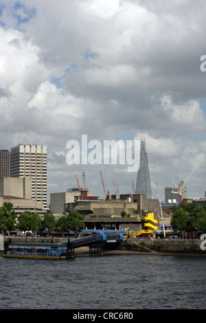 Die Scherbe in London mit dem Festival-Boot-Pier im Vordergrund auf der Themse in London Stockfoto