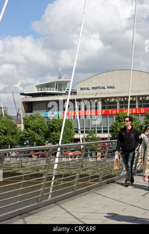 Royal Festival Hall in London von der Hungerford Bridge Stockfoto