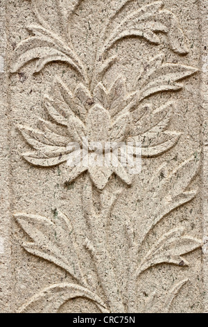 Schnitzereien von Blumen, langlebige Schönheit aus Stein und zeitlos. Stockfoto