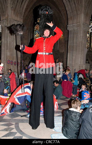 Dame auf Stelzen gekleidet als zehn Fuß hohen Grenadier Gardist Beurteilung "am besten königlichen Tracht" während der "Großen Jubiläum Lunch" Lichfield Stockfoto