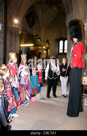 Dame auf Stelzen gekleidet als zehn Fuß hohen Grenadier Gardist Beurteilung "am besten königlichen Tracht" während der "Großen Jubiläum Lunch" Lichfield Stockfoto