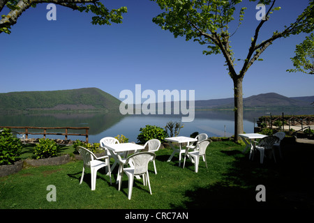 Café am See, Vico-See, Latium, Italien Stockfoto