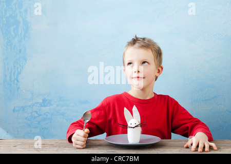 Junge mit Kaninchen Dekoration auf Teller Stockfoto