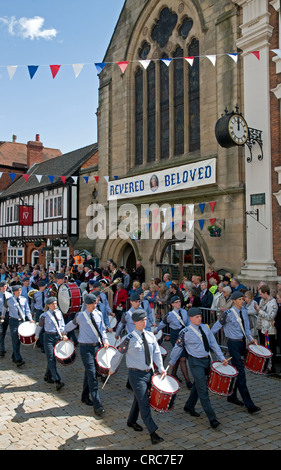 Königliche Luftwaffe Air Corps Cadets in Bower Prozession trug Street Lichfield Staffordshire Teil des Jubiläums feiern 2012 Stockfoto