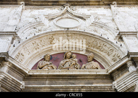 Kunstvolle Reliefs am Mauerbau Stockfoto