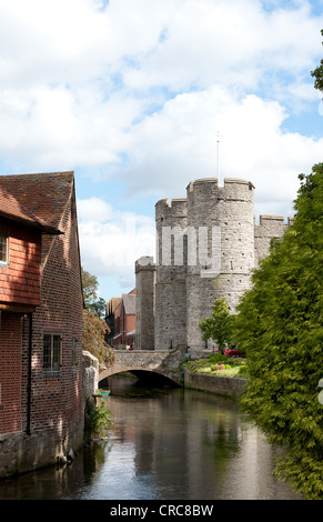 Die mittelalterlichen Westgate Tower und den Fluss Stour in Canterbury, Kent, UK Stockfoto