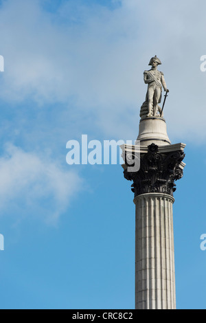 Spalte Nelsons Denkmal auf dem Trafalgar Square gegen blauen Himmel. London, England Stockfoto