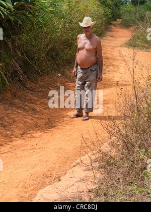 Eine ältere Bauer steht auf einem Feldweg in Ackerland in der Nähe der westlichen Kuba Viñales in der Provinz Pinar Del Rio. Stockfoto