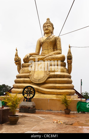 Kleinere Buddha sitzt neben den Big Buddha in den Nakkerd Hügeln von Phuket Stockfoto
