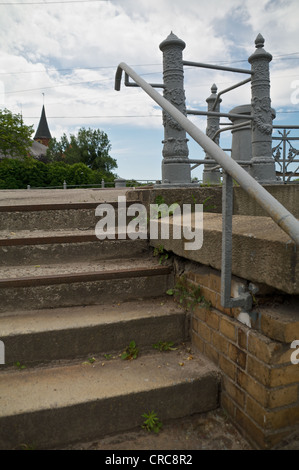 alte Treppe in Kaliningrad Stadt mit Dom-Kuppel auf Rückansicht Stockfoto