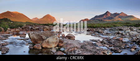 Düsteren Sommer Abend Sonnenlicht über Glen Sligachan, Marsco, Sgurr Nan Gillean und der Black Cuillin, Isle Of Skye, Schottland Stockfoto