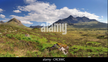 Marsco, Glen Sligachan, Sgurr Nan Gillean und der Black Cuillin an einem sonnigen Sommertag blauen Himmel auf der Isle Of Skye, Schottland Stockfoto