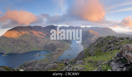 Rosa Wolken bei Sonnenaufgang über dem Loch Coruisk und den schroffen Gipfeln der Black Cuillin, Isle Of Skye, innere Hebriden, Schottland Stockfoto