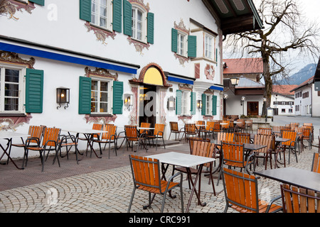 Außen Restauranttische und Stühle in Oberammergau, Bayern, Deutschland Stockfoto