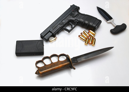 Städtischen Waffen Array: Trench Knife, automatische Pistole, Wucht, Push Messer Stockfoto