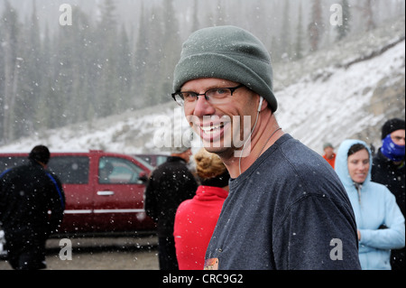 Personal Sgt. Robert Barney beendet am 9. Juni in der Sawtooth Mountain Range, Idaho, das erste seiner beiden Beine bei einem 62-Meilen-Staffellauf als Teil des Teams „for Wallace“, einem Idaho Air National Guard Team. Sergeant Barney ist Mitglied des 124th Fighter Wing und tritt mit Teamkollegen der Idaho Air Guard an, die die größte Organisation sind, die am 2012 Sawtooth Relay Race teilnimmt. Die 6-Personen-Teams hatten 62-Meilen durch Zentral-Idaho, von Stanley bis Sun Valley über Höhen von bis zu 8700 Fuß. Stockfoto