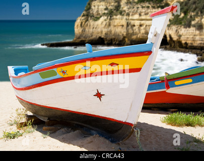 Bunt bemalten iberischen Angelboote/Fischerboote am Strand Stockfoto