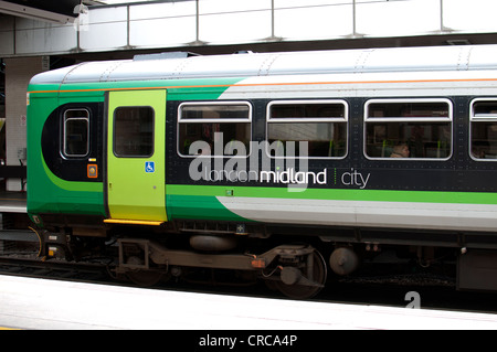 London Midland Zug am Bahnhof Coventry, UK Stockfoto