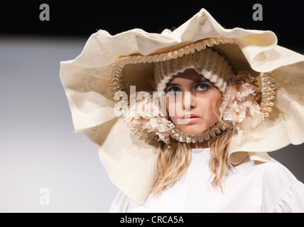 Sammlung von Kiriko Yamamoto der UCA Epsom. Graduate Fashionweek 2012 im Londoner Earls Court. Stockfoto