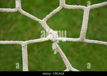 Detail der Fußballnetz gegen grünen Rasen hautnah Stockfoto
