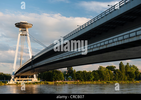 Neue Brücke über die Donau in Bratislava in der Abenddämmerung, Slowakei Stockfoto