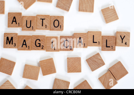 Holz-Scrabble Fliesen buchstabieren der Wörter "Automagisch". Auf weiß Stockfoto