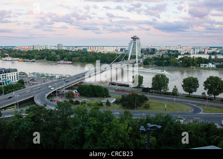 Neue Brücke über die Donau gesehen von Burg Bratislava in der Abenddämmerung, Slowakei Stockfoto