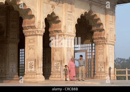 Familie posiert neben den Marmorsäulen des Diwan-i-Khas oder Halle von privaten Publikum, innerhalb des Roten Forts (Lal Qila), Delhi Stockfoto