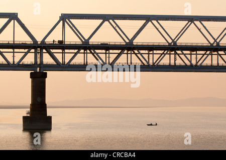 Fischer in einem Boot unter Saraighat Brücke, Guwahati, Assam, Indien Stockfoto