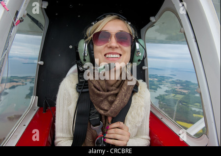 Beifahrerin in privaten Kleinflugzeug Stockfoto